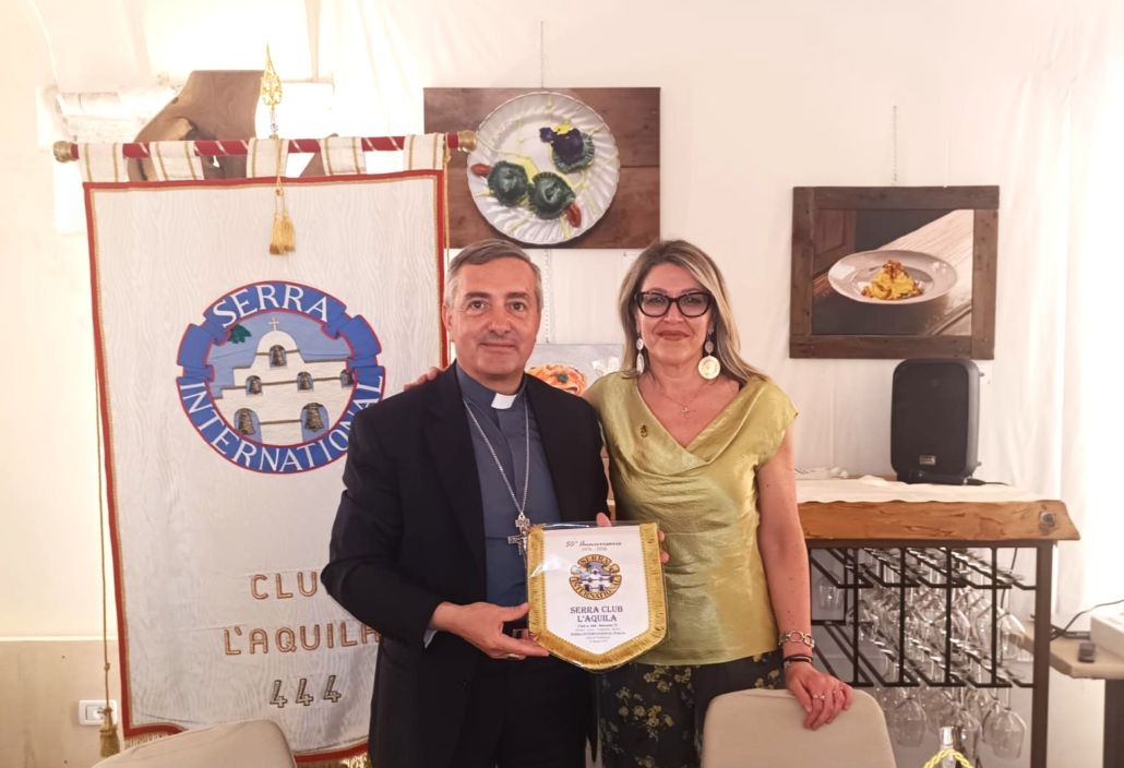 4- Serra Club L'Aquila 50 anni_presidente_Giovanna_Renzetti_e_Arcivescovo_D'Angelo